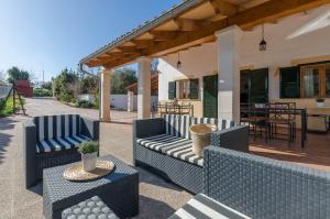een patio met 2 banken en een tafel bij YourHouse La Suerte in Binissalem