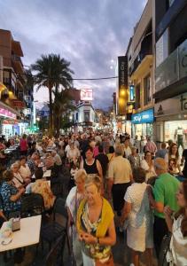 Une foule de gens marchant dans une rue urbaine animée dans l'établissement Coblanca 8-5º, à Benidorm