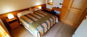 Ein Bett oder Betten in einem Zimmer der Unterkunft Albergo Riglarhaus