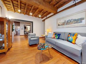 una sala de estar con un sofá y una silla en YCH-Farnese Charme, en Roma