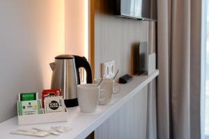 Příslušenství pro přípravu čaje a kávy v ubytování Holiday Inn Express - Fulda by IHG