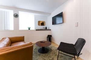 een woonkamer met een bank en een tafel bij SEIS ALDABAS Apartamentos in Santiago de Compostela