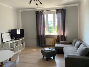 salon z kanapą i stołem w obiekcie Gdynia Główna Apartment w mieście Gdynia