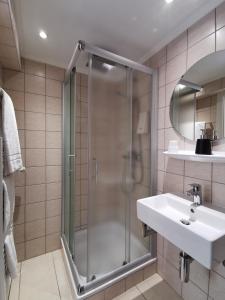 Et badeværelse på BIVIUS Hotel Restaurant Luxembourg