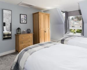 Un pat sau paturi într-o cameră la Smithy Cottage