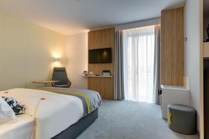 Un pat sau paturi într-o cameră la Holiday Inn Express - Fulda, an IHG Hotel