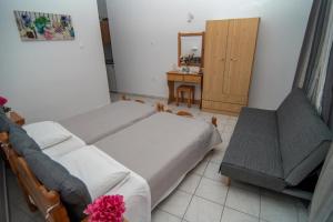 Postel nebo postele na pokoji v ubytování Ampelaki Studios
