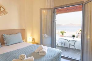 斯卡拉Saronic View的一间带床的卧室，可欣赏海景