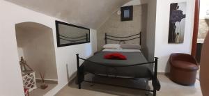 1 dormitorio pequeño con 1 cama en una habitación en La casetta nel claustro 2, en Altamura