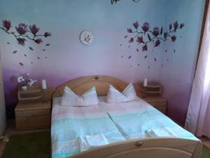 Łóżko lub łóżka w pokoju w obiekcie Ferienwohnung Orchidee