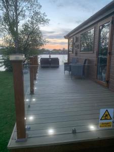 Gallery image of Lakeside lodge with Hot Tub in Tattershall