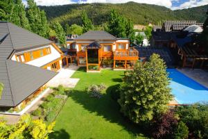 una vista aérea de una casa con patio en Casa Antares Patagonia en San Martín de los Andes