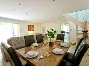 uma sala de jantar com uma mesa de madeira e cadeiras em School Path Ironbridge Home with Rear Terrace em Ironbridge