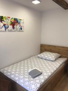 um quarto com uma cama com um livro em Domek Damianki - cały dom em Zawoja