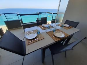 d'une table et de chaises avec vue sur l'océan. dans l'établissement Apartamento vistas mar primera linea playa, à Platja d'Aro