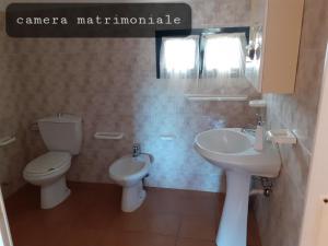 a bathroom with a toilet and a sink at Il Canneto in Sassari