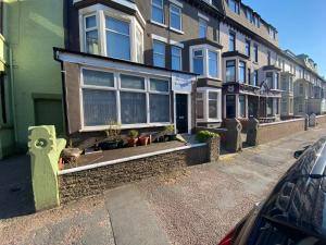 un edificio al lado de una calle en Olive Lodge Blackpool, en Blackpool