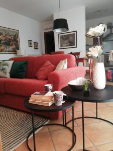 een woonkamer met een rode bank en een tafel bij Umbriahouse in Terni