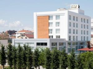 Το κτήριο όπου στεγάζεται  το ξενοδοχείο διαμερισμάτων