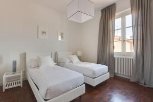 フィレンツェにあるApartments Florence - Rondinelli Terraceのベッドルーム1室(ベッド2台、窓付)