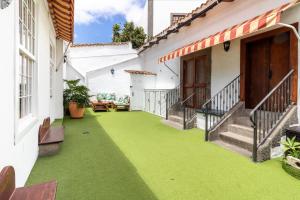 un patio con césped verde en una casa en Casona Gildana: Historia, Patrimonio/E-working, en Arucas