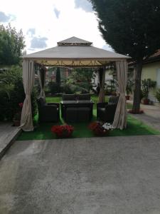 un grande gazebo con sedie e tavolo di Villa Ros Guest House a Svilengrad
