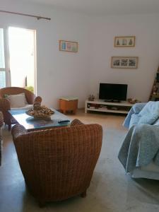 Μια τηλεόραση ή/και κέντρο ψυχαγωγίας στο Apartamento Ailem