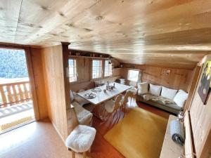 a room with a table and a couch in a cabin at Naturlodge Gadestatt in Loch