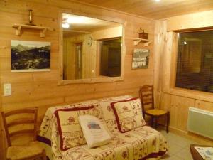 a room with a couch in a wooden cabin at Appartement de 3 chambres avec jardin amenage et wifi a Notre Dame de Bellecombe a 1 km des pistes in Notre-Dame-de-Bellecombe