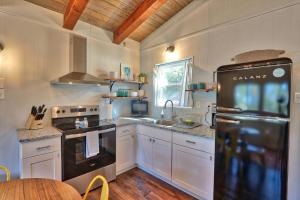 Una cocina o zona de cocina en Millie's Waterfront Cottages Unit 3 - Phyllis