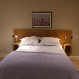 Postel nebo postele na pokoji v ubytování Kirkland