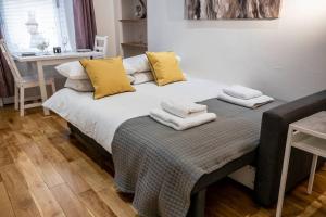 Katil atau katil-katil dalam bilik di ☆ New Superhost Listing- Broughty Ferry Studio ☆