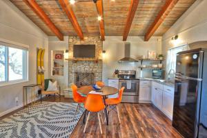 cocina con mesa, sillas y chimenea en Millie's Waterfront Cottages Unit 4 - Clara, en Canyon Lake