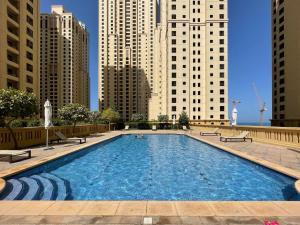 una gran piscina en una ciudad con edificios altos en The Smart Concierge - Bahar 6, en Dubái
