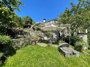 A garden outside Il frantoio di Luna - Levanto, 5 Terre