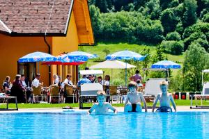 The swimming pool at or close to Happy Camp Mobile Homes in Camping Bella Austria
