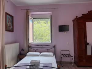 Postel nebo postele na pokoji v ubytování Christina Guest House
