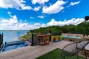 um deque com uma piscina, uma mesa e um banco em Happy Owl Lakehouse em Canyon Lake