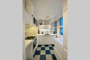 Dapur atau dapur kecil di Luxury 'Kings Garden' City-Flat In Center Of Town