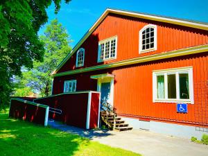 een rood huis met een hek ervoor bij Solakoop B&B in Karlstad