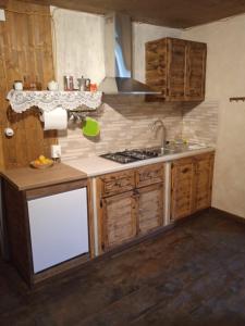 kuchnia ze zlewem i kuchenką górny piekarnik w obiekcie A REALDO - Casa Il Nido Delle Aquile w mieście Triora