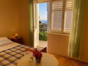 1 dormitorio con ventana y vistas al océano en Apartment Matilda - seaview & parking en Makarska