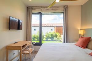 A bed or beds in a room at OCEANSUITESLANGRE