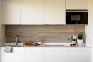 A kitchen or kitchenette at OCEANSUITESLANGRE