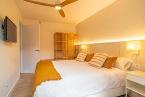 A bed or beds in a room at OCEANSUITESLANGRE