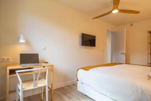 A television and/or entertainment centre at OCEANSUITESLANGRE