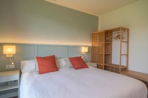 A bed or beds in a room at OCEANSUITESLANGRE