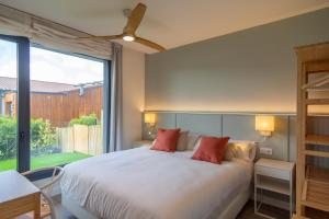 A bed or beds in a room at OCEANSUITESLANGRE