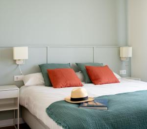 A bed or beds in a room at OCEANSUITESLANGRE
