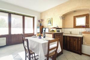 cocina con mesa y mantel blanco en Prosecco hills, 1 hour from Venice, swimming pool, ground floor, en Miane